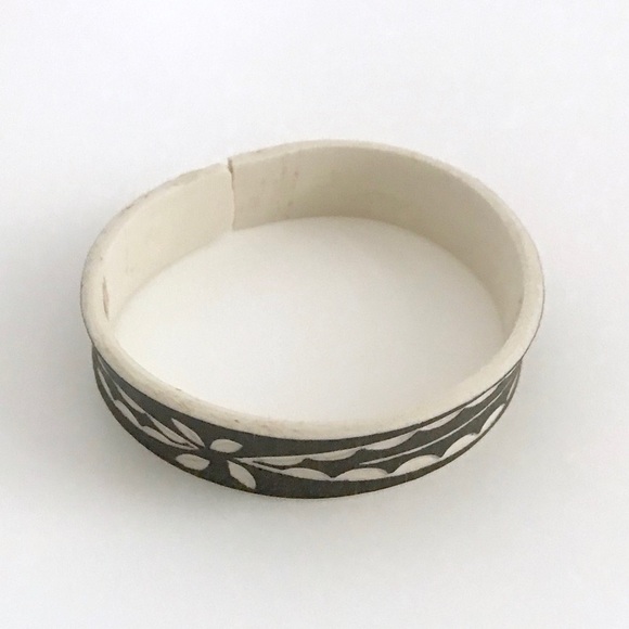 Carved plastic bracelet cuff bangle vintage boho - Picture 5 of 5